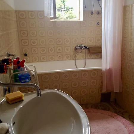 Guest House Brodarica بيت ضيافة *